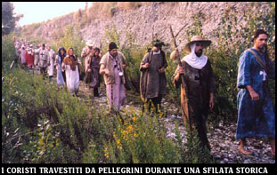 I coristi travestiti da pellegrini durante una sfilata storico-medioevale